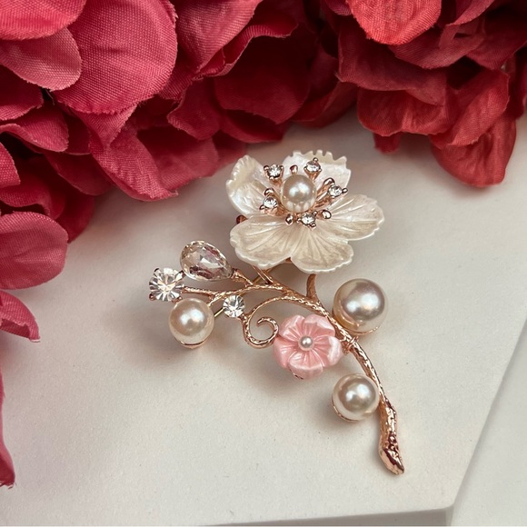 Crystal and Pearl Flower Brooch Lapel Pin - Picture 5 of 9